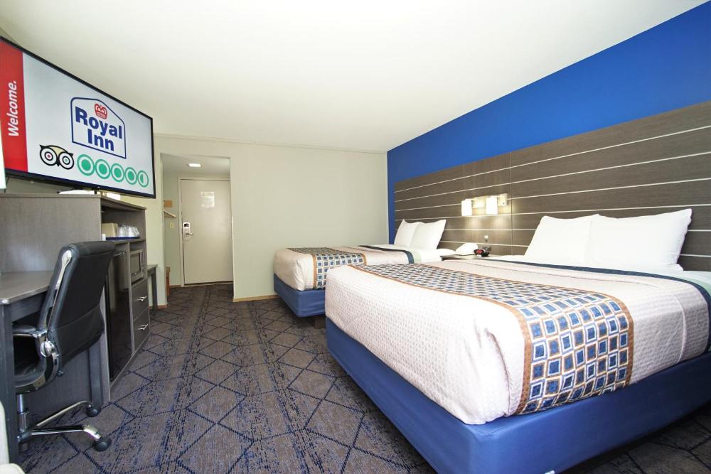 Deluxe Queen Room with Two Queen Beds - Non-Smoking interior
